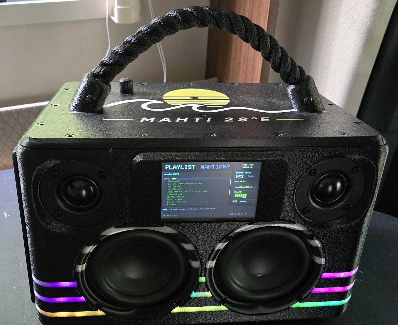 Itse suunniteltu MahtiAmp-boombox: musta 3D-tulostettu kotelo, köysikahva, kosketusnäyttö ja RGB-valoraidat